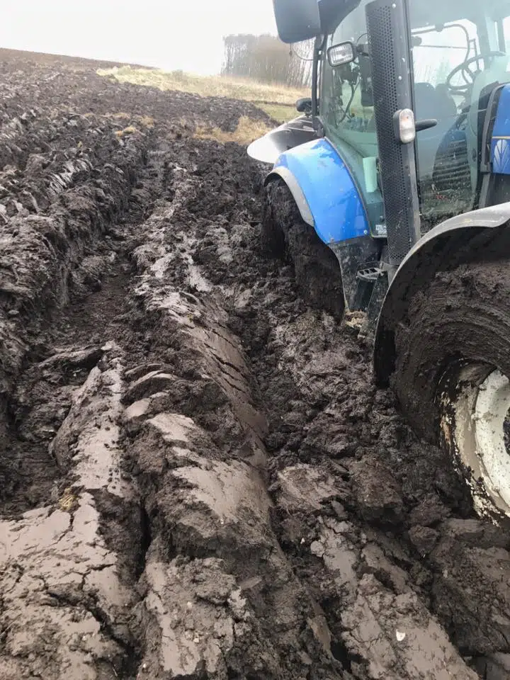 Traktor kørt fast vejhjælp i midt og vestjylland